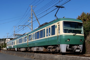 江ノ島電鉄500形502Fを稲村ヶ崎～七里ヶ浜間で撮影した画像