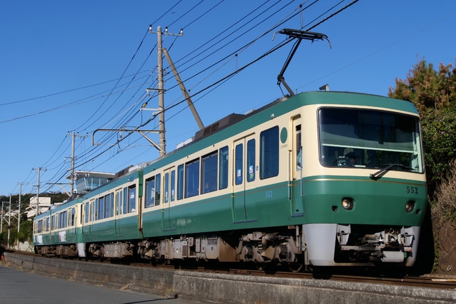 極楽寺検車区500形502Fを稲村ヶ崎～七里ヶ浜間で撮影した写真