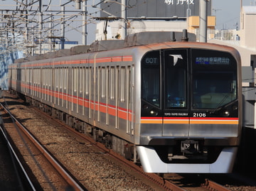 東葉高速鉄道2000系2106Fを西葛西駅で撮影した画像