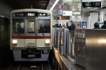 京王電鉄7000系7728fを新宿駅で撮影した画像