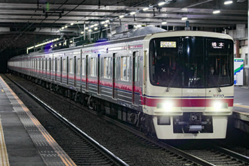 京王電鉄8000系8703Fを南大沢駅で撮影した画像