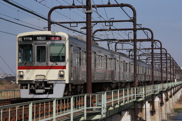 京王電鉄7000系7728fを中河原～聖蹟桜ヶ丘間で撮影した画像