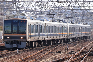 JR西日本207系S64編成を尼崎駅で撮影した画像