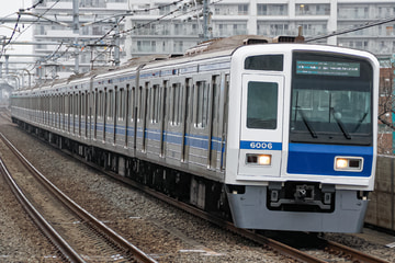 西武鉄道6000系6106Fを中村橋駅で撮影した画像