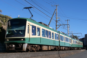 江ノ島電鉄2000形2003Fを稲村ヶ崎～七里ヶ浜間で撮影した画像