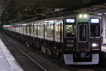 阪急電鉄7000系7008Fを十三駅で撮影した画像