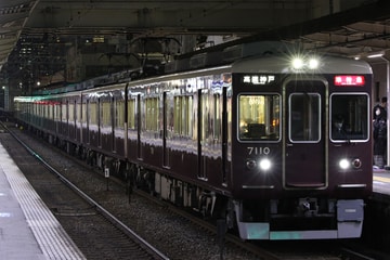 阪急電鉄7000系7010Fを十三駅で撮影した画像