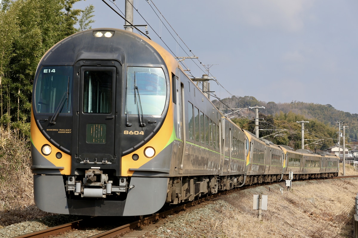 JR四国 松山運転所 8600系 E14編成