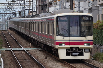京王電鉄8000系8707fを千歳烏山駅で撮影した画像