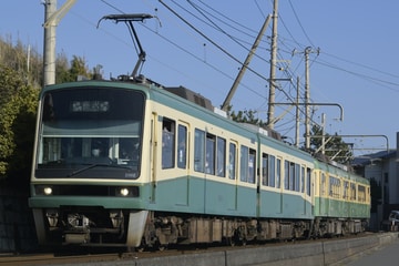 江ノ島電鉄2000形2002編成を稲村ヶ崎～七里ヶ浜間で撮影した画像