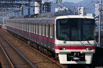 京王電鉄8000系8732Fを長沼駅で撮影した画像