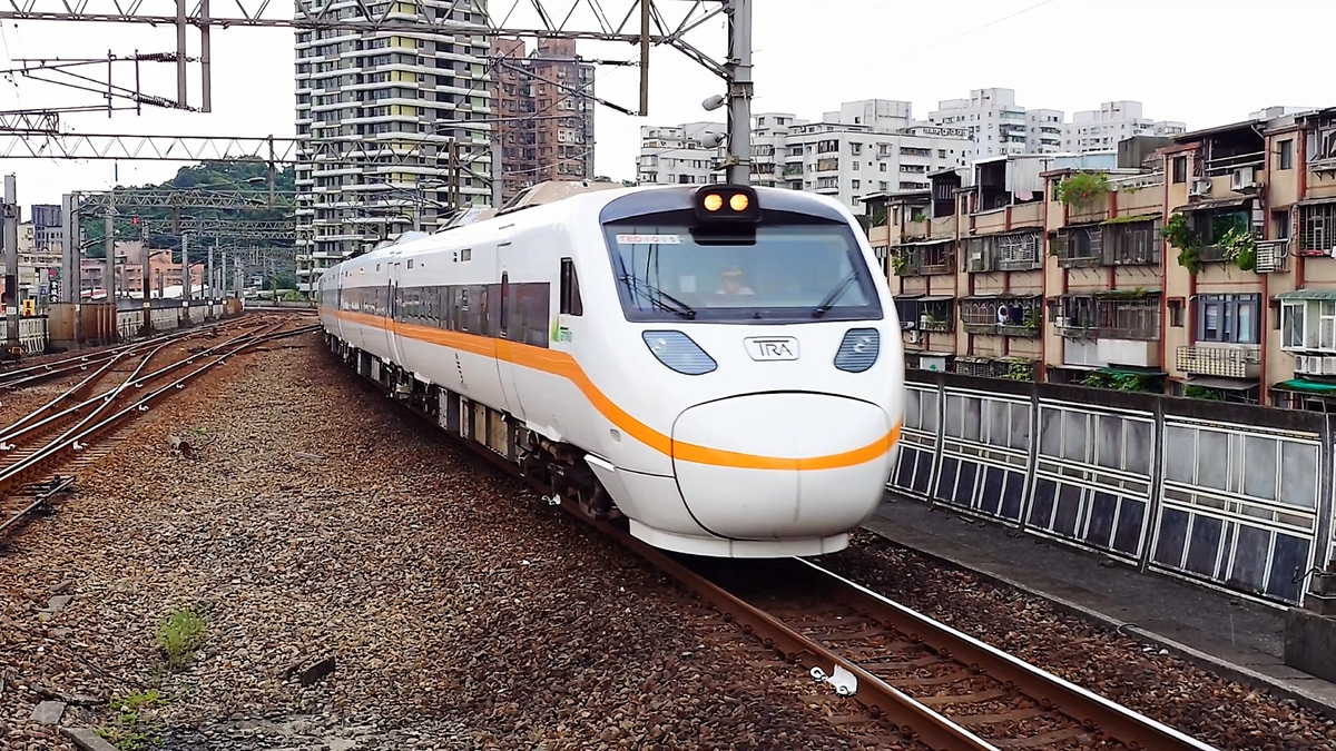 台湾鉄路公司 台北機務段 TEMU1000型 TEMU1015+1016編成