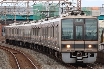 JR西日本207系T23編成を鴻池新田駅で撮影した画像