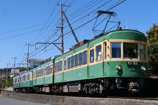 極楽寺検車区300形305Fを稲村ケ崎～七里ケ浜間で撮影した写真