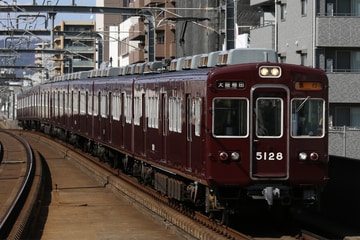 阪急電鉄5100系5128Fを岡町駅で撮影した画像