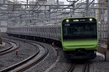 JR東日本E235系トウ17編成を御徒町駅で撮影した画像