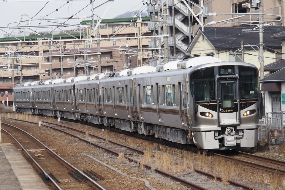 JR西227系V03編成<br class="br-sp" />(セキV03編成)の写真