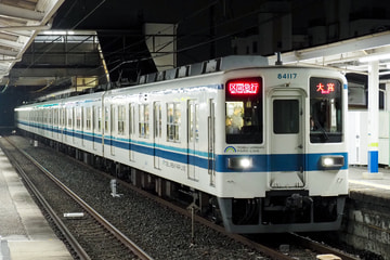 東武鉄道8000系81117Fを初石駅で撮影した画像
