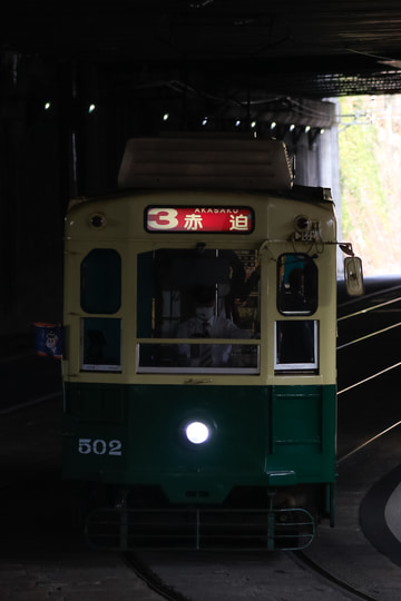 by曳