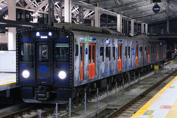 by曳