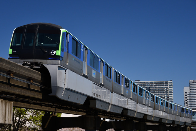 昭和島車両区10000形10011Fを天王洲アイル～大井競馬場前間で撮影した写真