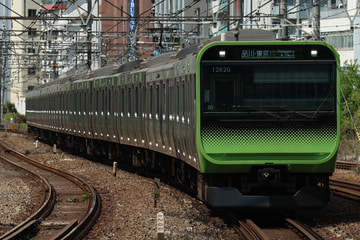 JR東日本E235系トウ50編成を恵比寿駅で撮影した画像