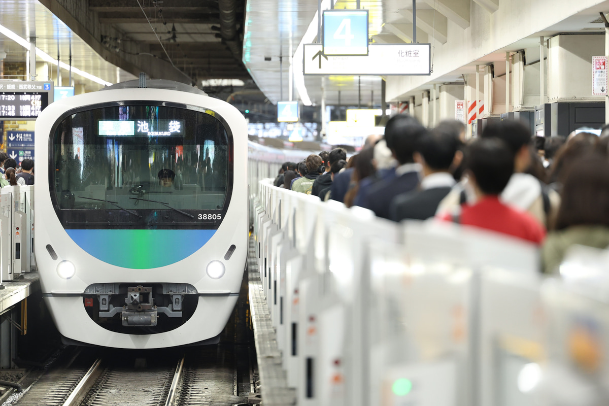 西武鉄道  30000系 38105F