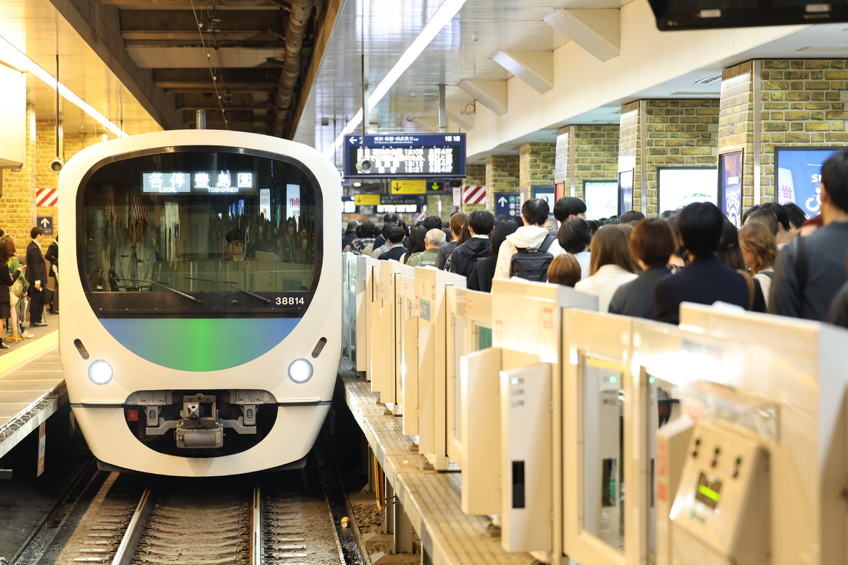 西武鉄道  30000系 38114F