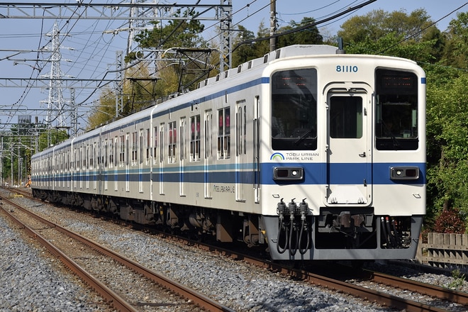 by飛