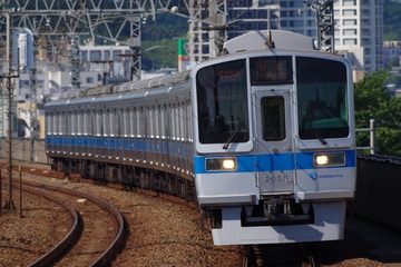 小田急電鉄2000形2055編成を狛江駅で撮影した画像