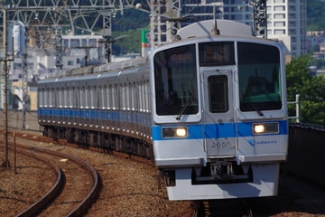 小田急電鉄2000形2055編成を狛江駅で撮影した画像