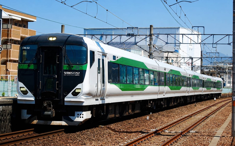 JR東E257系オオOM-52編成<br class="br-sp" />(オオOM-52)(OM52編成)(OM-52編成)の写真