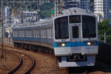 小田急電鉄2000形2059編成を狛江駅で撮影した画像