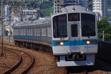 小田急電鉄2000形2059編成を狛江駅で撮影した画像