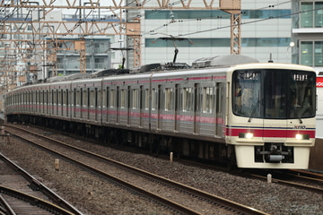 京王電鉄8000系8733Fを笹塚駅で撮影した画像