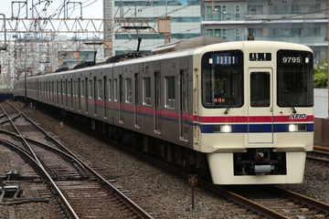 京王電鉄9000系9745Fを笹塚駅で撮影した画像