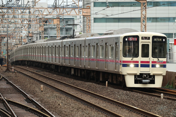 京王電鉄9000系9704Fを笹塚駅で撮影した画像