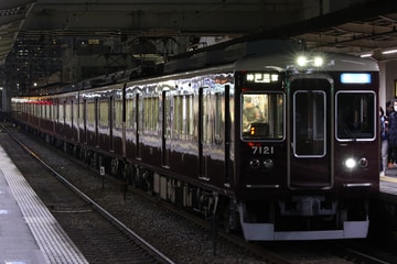 阪急電鉄7000系7021Fを十三駅で撮影した画像