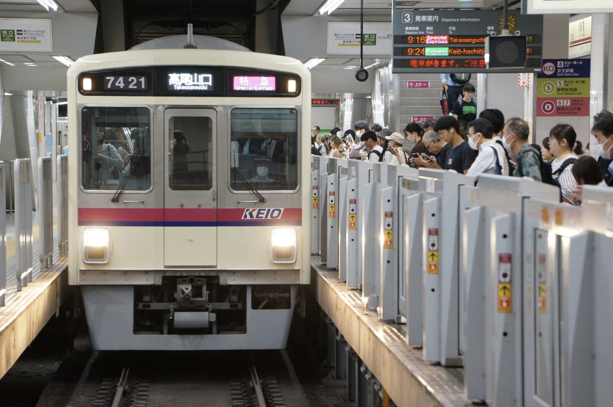 京王電鉄  7000系 7421f
