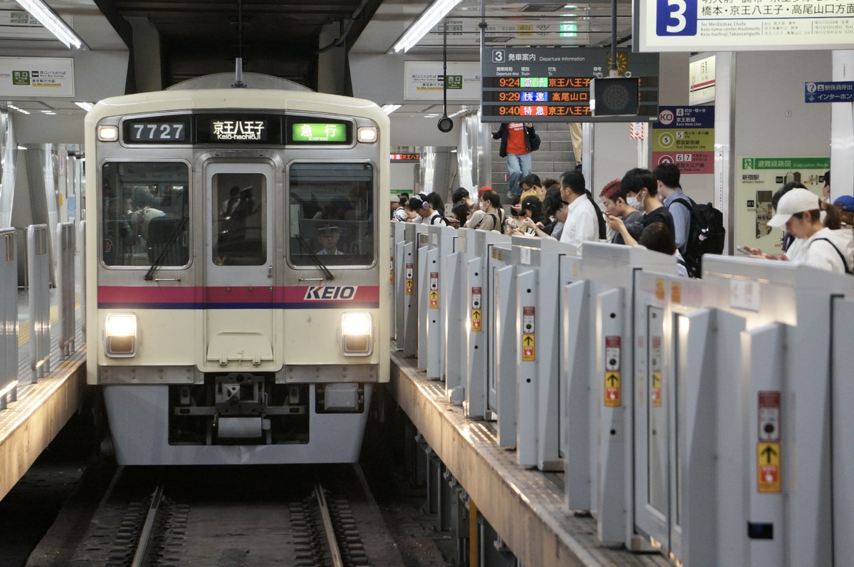 京王電鉄  7000系 7727f