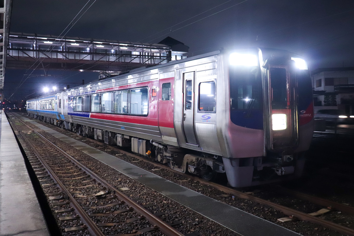 JR四国 松山運転所 2000系 2463+2151+2105