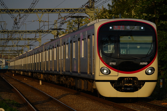 若葉台検車区2000系2702Fを京王よみうりランド駅で撮影した写真