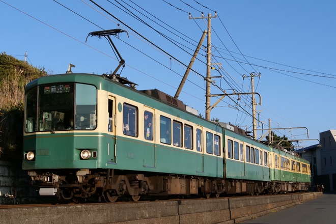 極楽寺検車区1000形1001Fを七里ケ浜～稲村ケ崎間で撮影した写真
