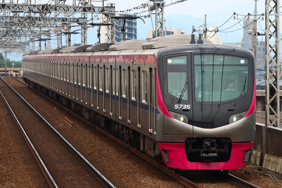 京王5000系5735F<br class="br-sp" />(5735編成)の写真