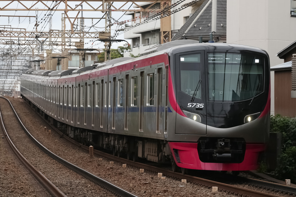 京王5000系5735F<br class="br-sp" />(5735編成)の写真