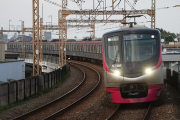 京王電鉄5000系5738fを京王稲田堤駅で撮影した画像
