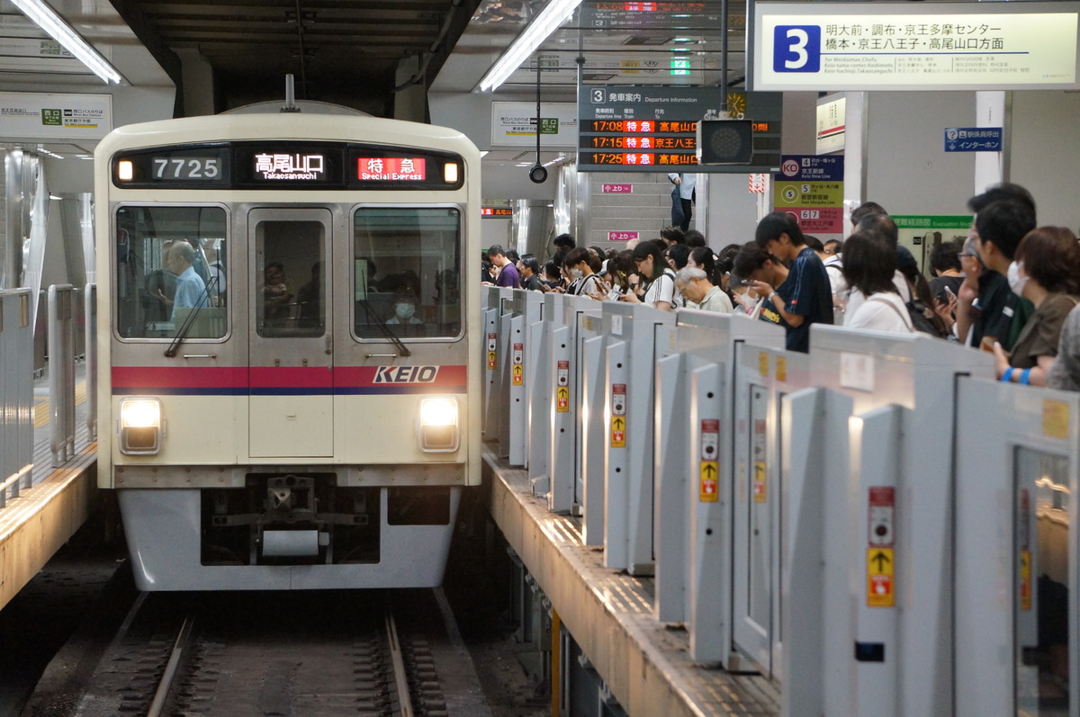 京王電鉄  7000系 7725f