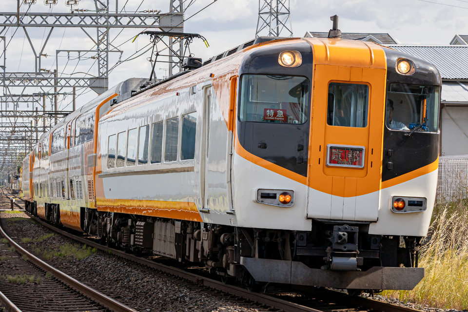 近鉄30000系V11の写真