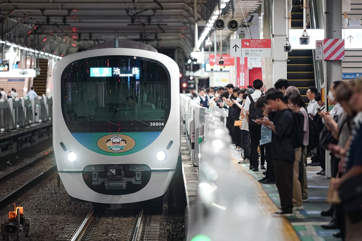 西武鉄道  30000系 38104f