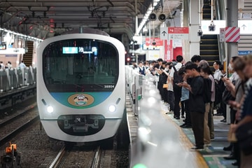 西武鉄道  30000系 38104f